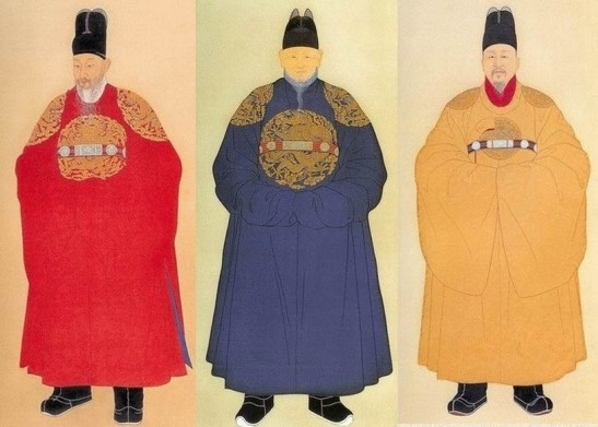 Le GongRyongPo (공룡포) est le nom de la tenue portée par le roi. C'est une tenue en soie ou en lin rouge, avec un dragon à 5 doigts. Le SaeJa (prince héritier) porte une tenue bleue avec un dragon à 4 doigts. En comparaison la tenue jaune est celle réservée à l'empereur chinois