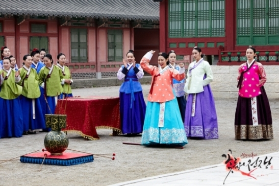 Un échantillon des différentes tenues des concubines dans Cruel Palace. Les tenues ont de plus en plus de dorures selon le rang. 