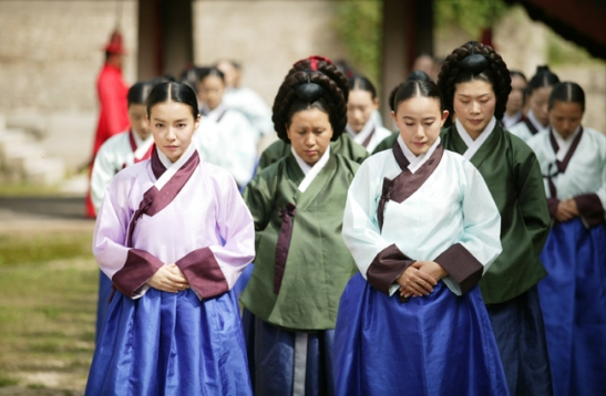 Différentes Goongnyeo dont les tenues peuvent varier selon le poste occupé.  En vert, on retrouve les SangGoong
